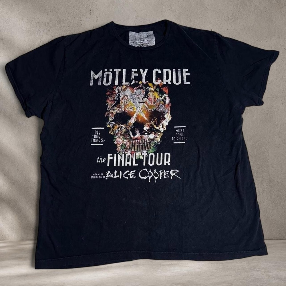Motley Crue The Final Tour black T-shirt
Size XL
